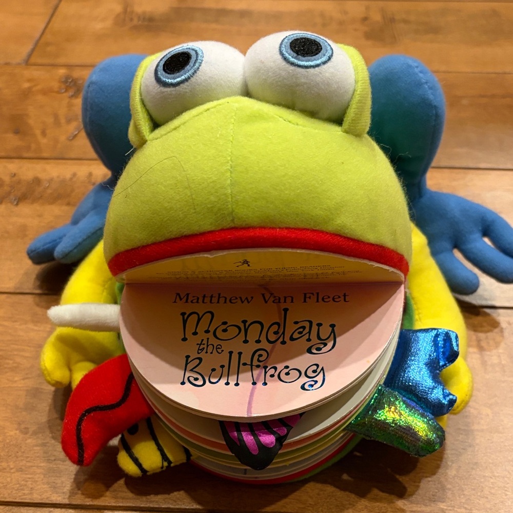 Monday the Bullfrog:toy/ book